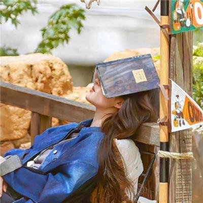 使用下方 20 个影片名，按顺序一一对应，不要改动片名文字，只根据片名和括号内类型提示来虚构全新的故事内容： 沙之下 人狼游戏：地狱 奸情 美国列兵史密斯 失忆杀神 亲爱的陌生人2025 荒岛美女 春溪水满入桃源 求爱敢死队国语 曾经沧海难为水 锦绣冰宫 千谎百计第一季 谢谢！再联络 2018演技派 夜未眠生死恋 有你真好 无畏无惧 世上最烂的人 基督山伯爵 华丽的复仇 单格屠龙